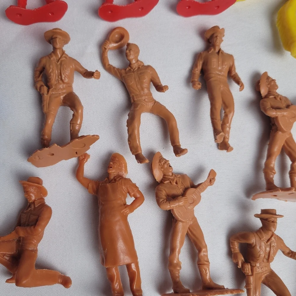 Vintage Cowboys & Indians Plastic Toy Figures Lot Of 33